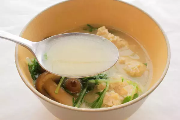 「【まるで一人鍋】水で煮込む「鶏だんごみそ汁」が絶品すぎた！もも肉の脂としめじの旨味が溶け出して…」の画像