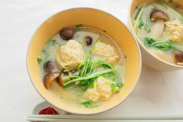 「【まるで一人鍋】水で煮込む「鶏だんごみそ汁」が絶品すぎた！もも肉の脂としめじの旨味が溶け出して…」の画像