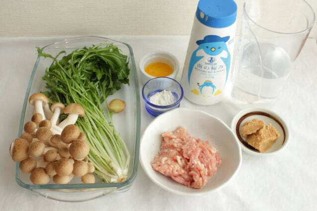 【まるで一人鍋】水で煮込む「鶏だんごみそ汁」が絶品すぎた！もも肉の脂としめじの旨味が溶け出して…
