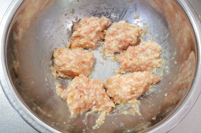 【まるで一人鍋】水で煮込む「鶏だんごみそ汁」が絶品すぎた！もも肉の脂としめじの旨味が溶け出して…