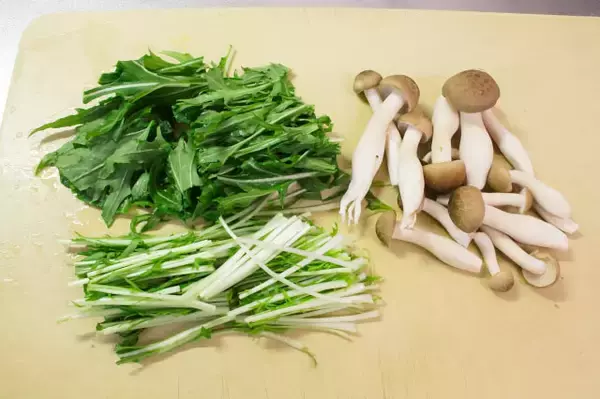 「【まるで一人鍋】水で煮込む「鶏だんごみそ汁」が絶品すぎた！もも肉の脂としめじの旨味が溶け出して…」の画像