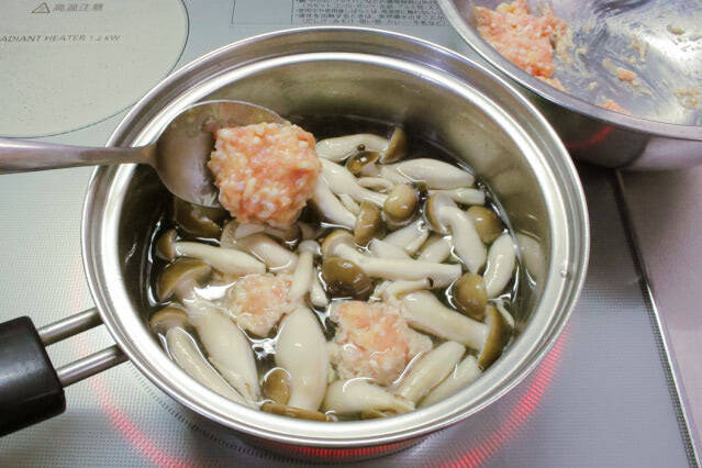 【まるで一人鍋】水で煮込む「鶏だんごみそ汁」が絶品すぎた！もも肉の脂としめじの旨味が溶け出して…