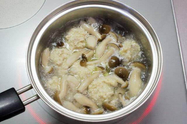 【まるで一人鍋】水で煮込む「鶏だんごみそ汁」が絶品すぎた！もも肉の脂としめじの旨味が溶け出して…