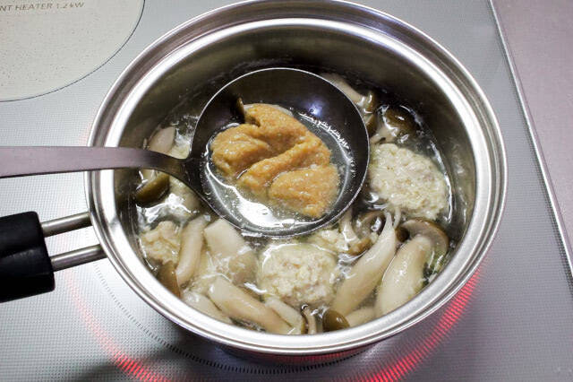 【まるで一人鍋】水で煮込む「鶏だんごみそ汁」が絶品すぎた！もも肉の脂としめじの旨味が溶け出して…