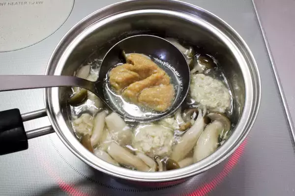 「【まるで一人鍋】水で煮込む「鶏だんごみそ汁」が絶品すぎた！もも肉の脂としめじの旨味が溶け出して…」の画像