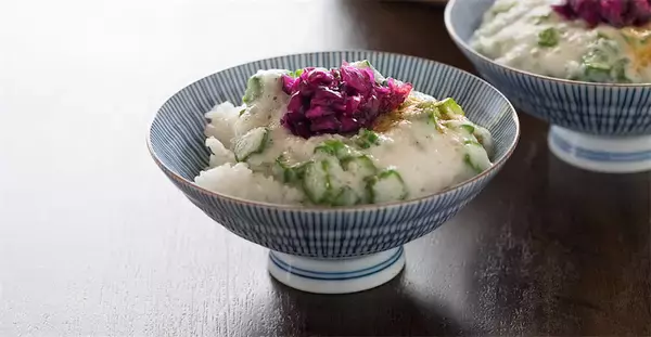 【冷やご飯で腸活】夏バテなら野﨑洋光さん直伝「山かけご飯」を試してみて！オクラも加えてツルっとイケる♪