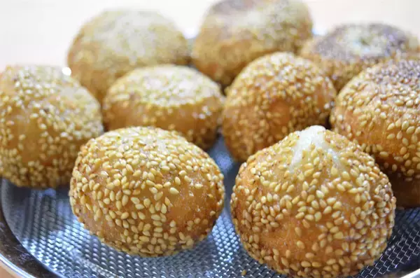 「中華街レベルの胡麻団子作ってみた！冷めてもモッチモチ♪なのはアノ野菜のお・か・げ【農家直伝】」の画像