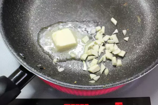 「プリッふわっ“シュリンプ”にガーリックバター染みっ染み♡エビを再構築の「新ガーリックシュリンプ」作ろう」の画像