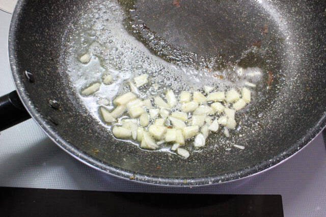 プリッふわっ“シュリンプ”にガーリックバター染みっ染み♡エビを再構築の「新ガーリックシュリンプ」作ろう