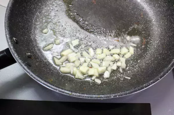 「プリッふわっ“シュリンプ”にガーリックバター染みっ染み♡エビを再構築の「新ガーリックシュリンプ」作ろう」の画像