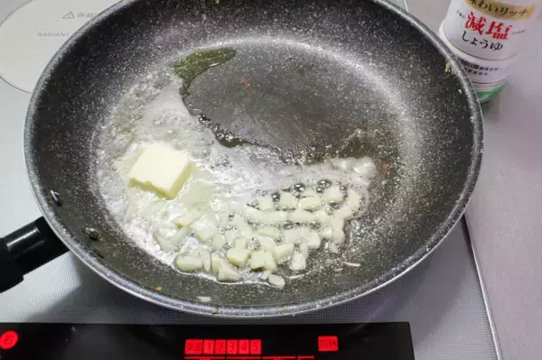 「プリッふわっ“シュリンプ”にガーリックバター染みっ染み♡エビを再構築の「新ガーリックシュリンプ」作ろう」の画像