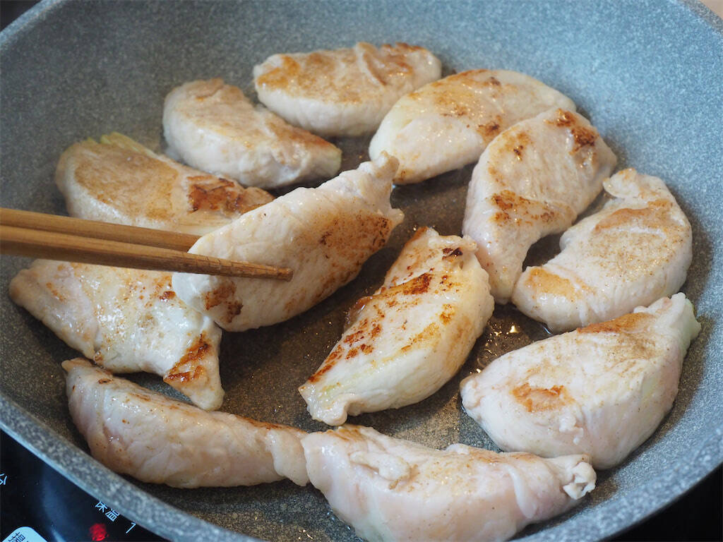 【照りっ照りの中から旨味ジュワ～】新玉ねぎの甘み炸裂「肉巻き」作ってみた！甘酸っぱ辛くてもう最強♪
