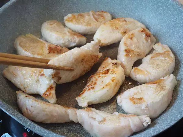 「【照りっ照りの中から旨味ジュワ～】新玉ねぎの甘み炸裂「肉巻き」作ってみた！甘酸っぱ辛くてもう最強♪」の画像