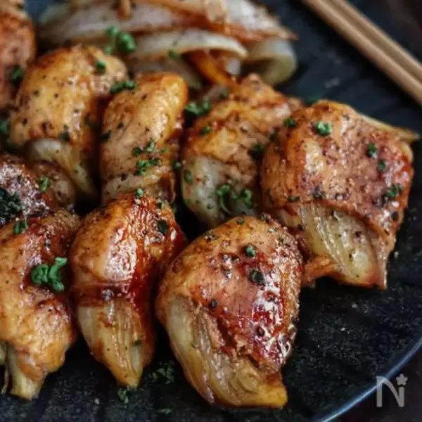 「【照りっ照りの中から旨味ジュワ～】新玉ねぎの甘み炸裂「肉巻き」作ってみた！甘酸っぱ辛くてもう最強♪」の画像