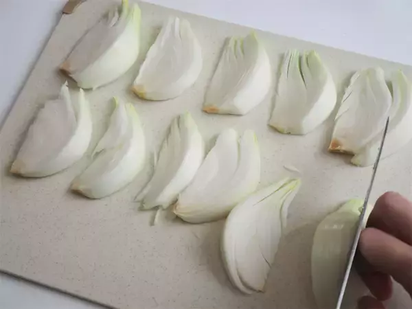 「【照りっ照りの中から旨味ジュワ～】新玉ねぎの甘み炸裂「肉巻き」作ってみた！甘酸っぱ辛くてもう最強♪」の画像