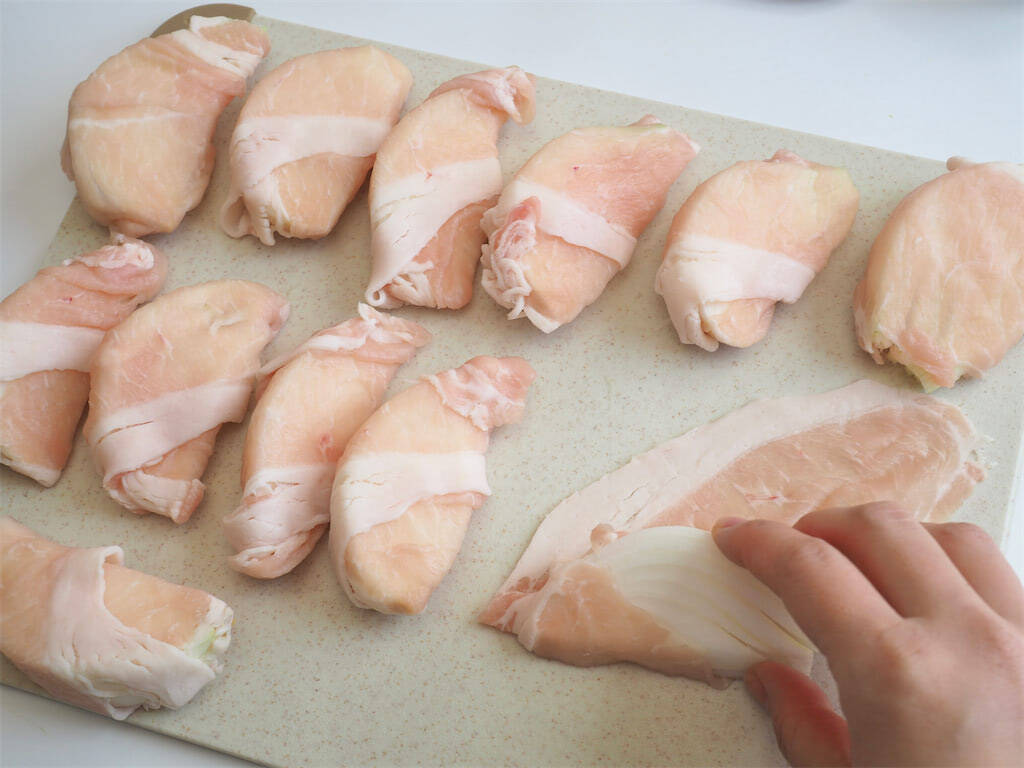 【照りっ照りの中から旨味ジュワ～】新玉ねぎの甘み炸裂「肉巻き」作ってみた！甘酸っぱ辛くてもう最強♪