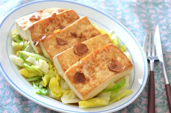 豆腐がペペロンチーノに!?洋風な「豆腐ステーキ」作ってみた！オリーブオイル×しょうゆのパンチがヤバい♡