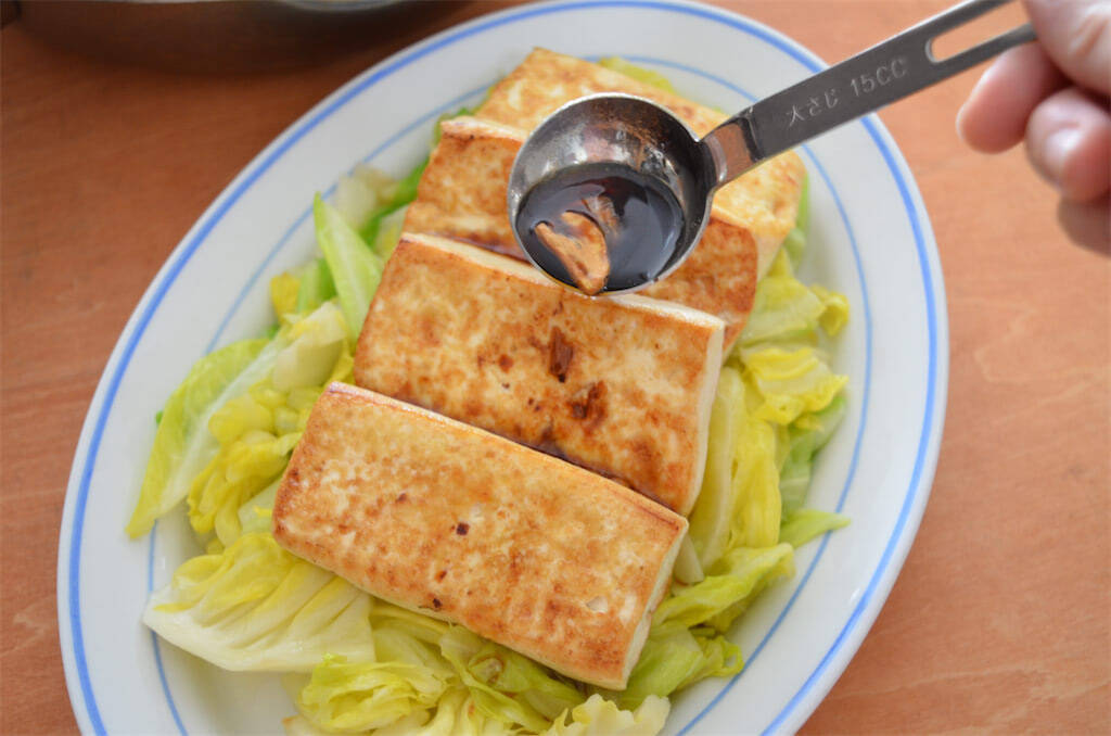 豆腐がペペロンチーノに!?洋風な「豆腐ステーキ」作ってみた！オリーブオイル×しょうゆのパンチがヤバい♡