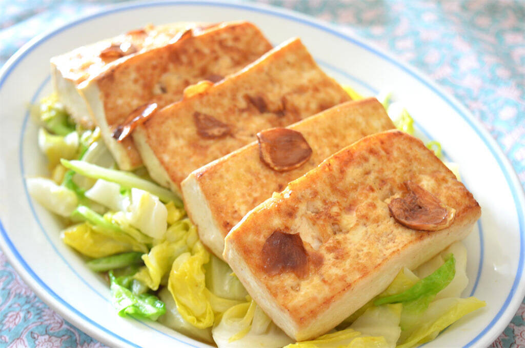 豆腐がペペロンチーノに!?洋風な「豆腐ステーキ」作ってみた！オリーブオイル×しょうゆのパンチがヤバい♡