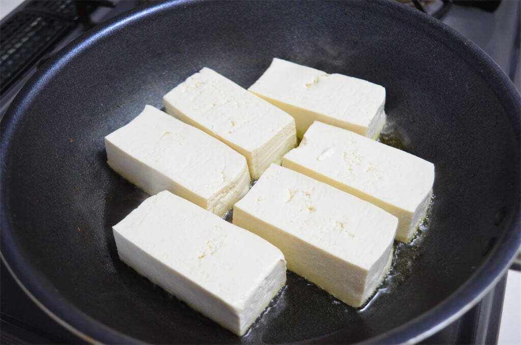 豆腐がペペロンチーノに!?洋風な「豆腐ステーキ」作ってみた！オリーブオイル×しょうゆのパンチがヤバい♡