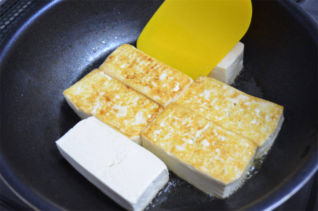 豆腐がペペロンチーノに!?洋風な「豆腐ステーキ」作ってみた！オリーブオイル×しょうゆのパンチがヤバい♡