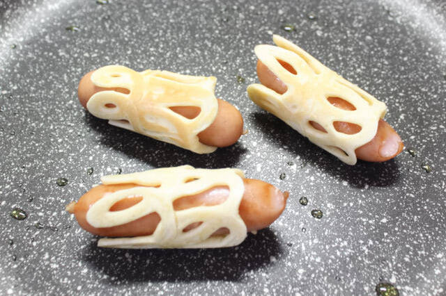 【SNSで大バズり】ホケミで簡単♪「揚げないアメリカンドッグ」作ってみた！罪悪感ナシだから食べ放題♡