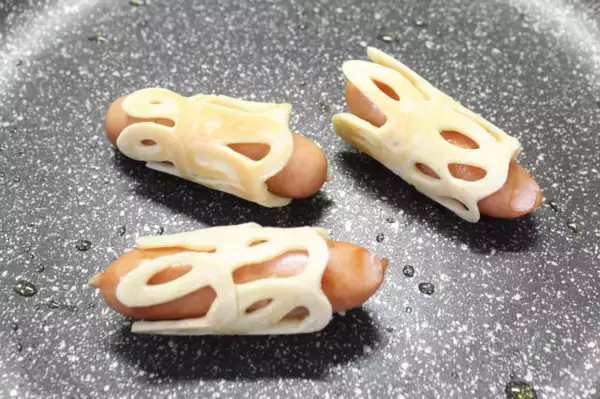 「【SNSで大バズり】ホケミで簡単♪「揚げないアメリカンドッグ」作ってみた！罪悪感ナシだから食べ放題♡」の画像