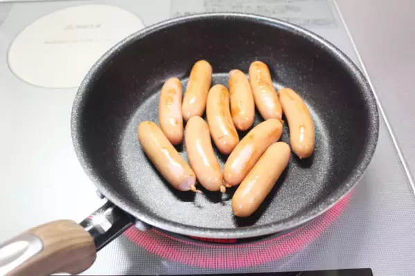 「【SNSで大バズり】ホケミで簡単♪「揚げないアメリカンドッグ」作ってみた！罪悪感ナシだから食べ放題♡」の画像