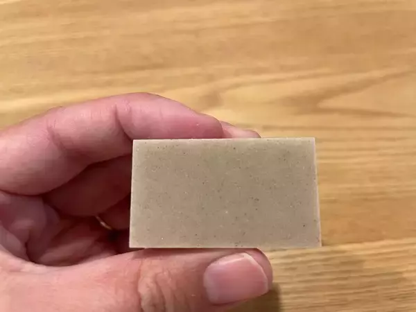 「【ダイソー】トイレや洗面台の水アカ退治！「お掃除消しゴム」で便器の”さぼったリング”があっさりとれた件」の画像