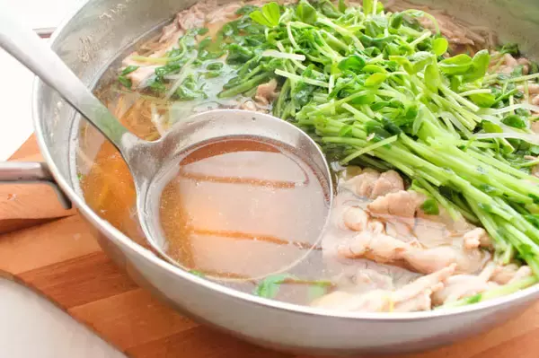 「リュウジ『絶対に痩せさせる自信あり』 豆由来の食材で「超コスパ痩せ豆腐鍋」に挑戦！キレのある辛さ♡」の画像