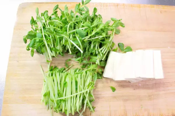 「リュウジ『絶対に痩せさせる自信あり』 豆由来の食材で「超コスパ痩せ豆腐鍋」に挑戦！キレのある辛さ♡」の画像