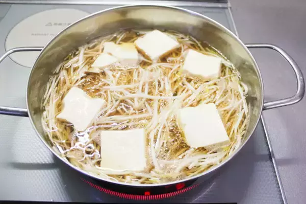 「リュウジ『絶対に痩せさせる自信あり』 豆由来の食材で「超コスパ痩せ豆腐鍋」に挑戦！キレのある辛さ♡」の画像