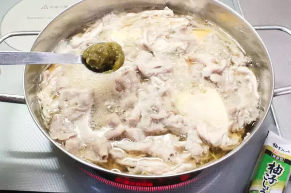 「リュウジ『絶対に痩せさせる自信あり』 豆由来の食材で「超コスパ痩せ豆腐鍋」に挑戦！キレのある辛さ♡」の画像