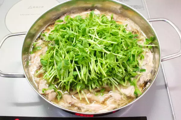 「リュウジ『絶対に痩せさせる自信あり』 豆由来の食材で「超コスパ痩せ豆腐鍋」に挑戦！キレのある辛さ♡」の画像