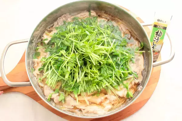 「リュウジ『絶対に痩せさせる自信あり』 豆由来の食材で「超コスパ痩せ豆腐鍋」に挑戦！キレのある辛さ♡」の画像