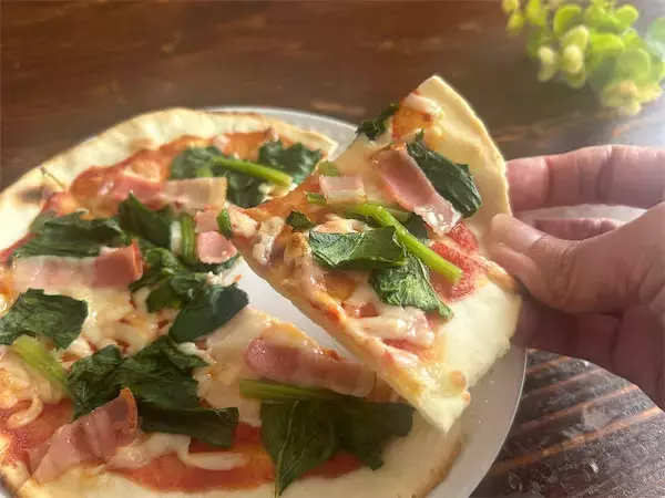 【ピザ生地は豆腐＆米粉で】発酵いらずの「カリッもちピザ」作ろう！え、魚焼きグリルで焼くからオーブンも不要!?