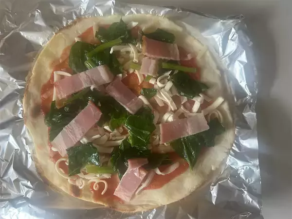 「【ピザ生地は豆腐＆米粉で】発酵いらずの「カリッもちピザ」作ろう！え、魚焼きグリルで焼くからオーブンも不要!?」の画像