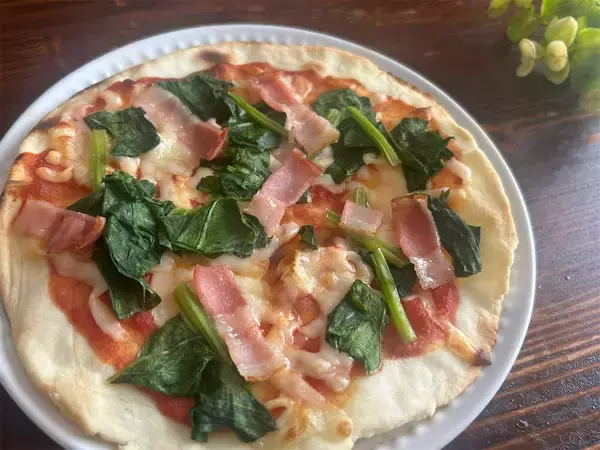 「【ピザ生地は豆腐＆米粉で】発酵いらずの「カリッもちピザ」作ろう！え、魚焼きグリルで焼くからオーブンも不要!?」の画像