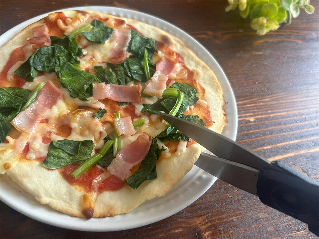 【ピザ生地は豆腐＆米粉で】発酵いらずの「カリッもちピザ」作ろう！え、魚焼きグリルで焼くからオーブンも不要!?