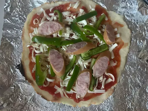 「【ピザ生地は豆腐＆米粉で】発酵いらずの「カリッもちピザ」作ろう！え、魚焼きグリルで焼くからオーブンも不要!?」の画像