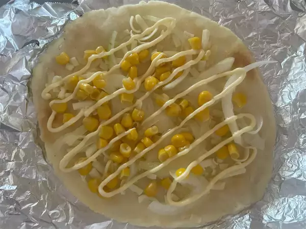 「【ピザ生地は豆腐＆米粉で】発酵いらずの「カリッもちピザ」作ろう！え、魚焼きグリルで焼くからオーブンも不要!?」の画像