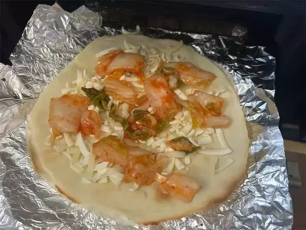 「【ピザ生地は豆腐＆米粉で】発酵いらずの「カリッもちピザ」作ろう！え、魚焼きグリルで焼くからオーブンも不要!?」の画像