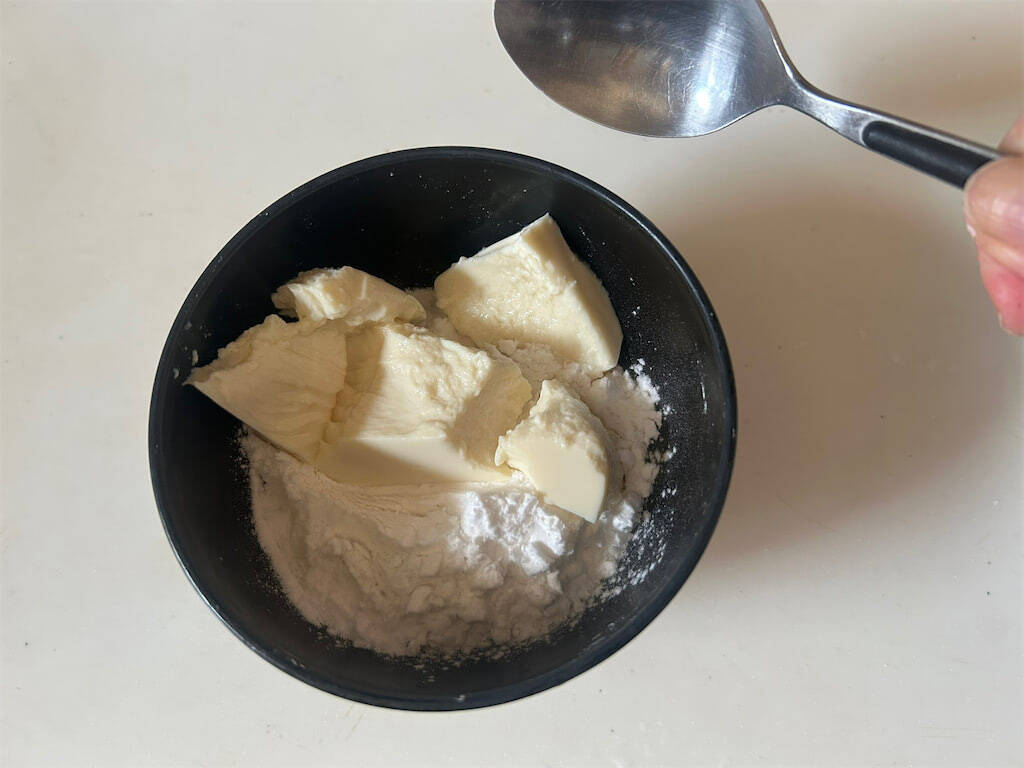 【ピザ生地は豆腐＆米粉で】発酵いらずの「カリッもちピザ」作ろう！え、魚焼きグリルで焼くからオーブンも不要!?