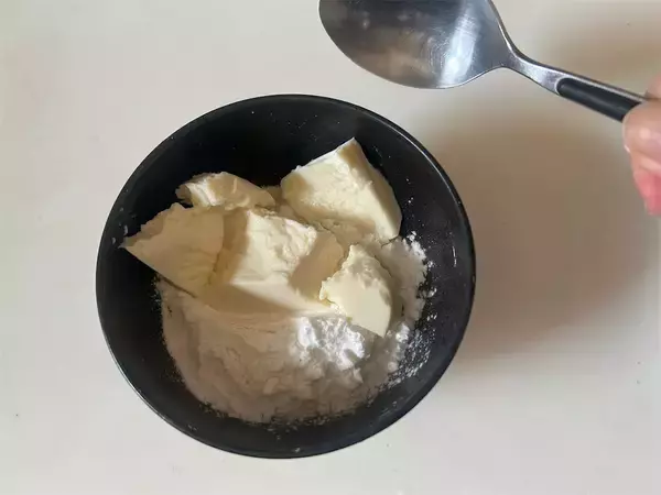 「【ピザ生地は豆腐＆米粉で】発酵いらずの「カリッもちピザ」作ろう！え、魚焼きグリルで焼くからオーブンも不要!?」の画像