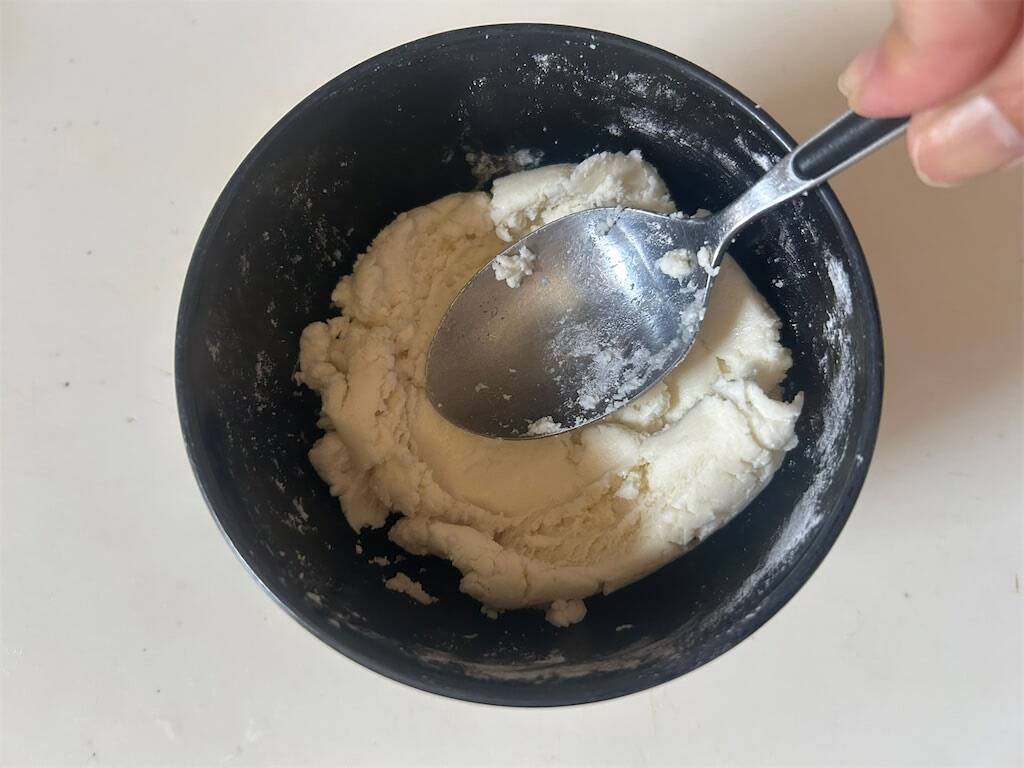 【ピザ生地は豆腐＆米粉で】発酵いらずの「カリッもちピザ」作ろう！え、魚焼きグリルで焼くからオーブンも不要!?