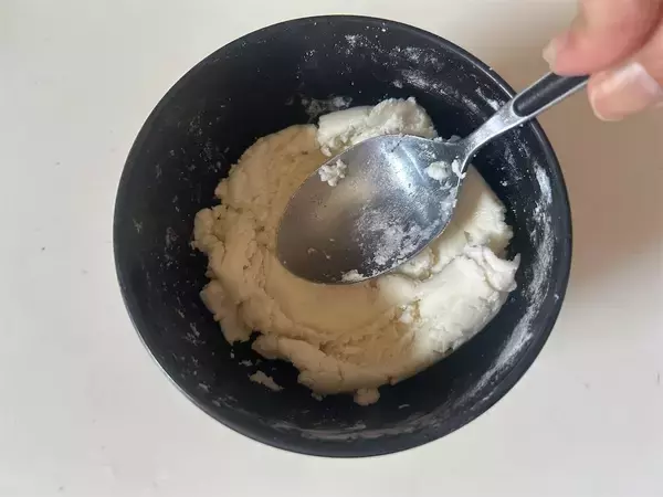 「【ピザ生地は豆腐＆米粉で】発酵いらずの「カリッもちピザ」作ろう！え、魚焼きグリルで焼くからオーブンも不要!?」の画像