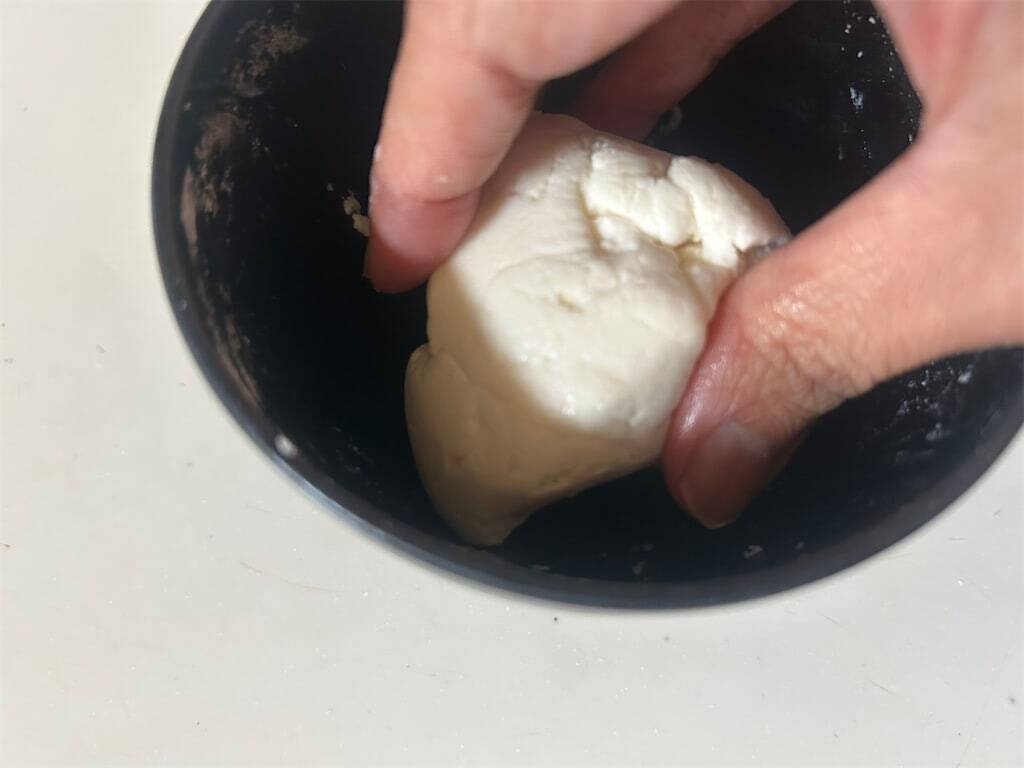 【ピザ生地は豆腐＆米粉で】発酵いらずの「カリッもちピザ」作ろう！え、魚焼きグリルで焼くからオーブンも不要!?