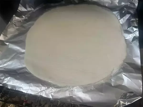 「【ピザ生地は豆腐＆米粉で】発酵いらずの「カリッもちピザ」作ろう！え、魚焼きグリルで焼くからオーブンも不要!?」の画像