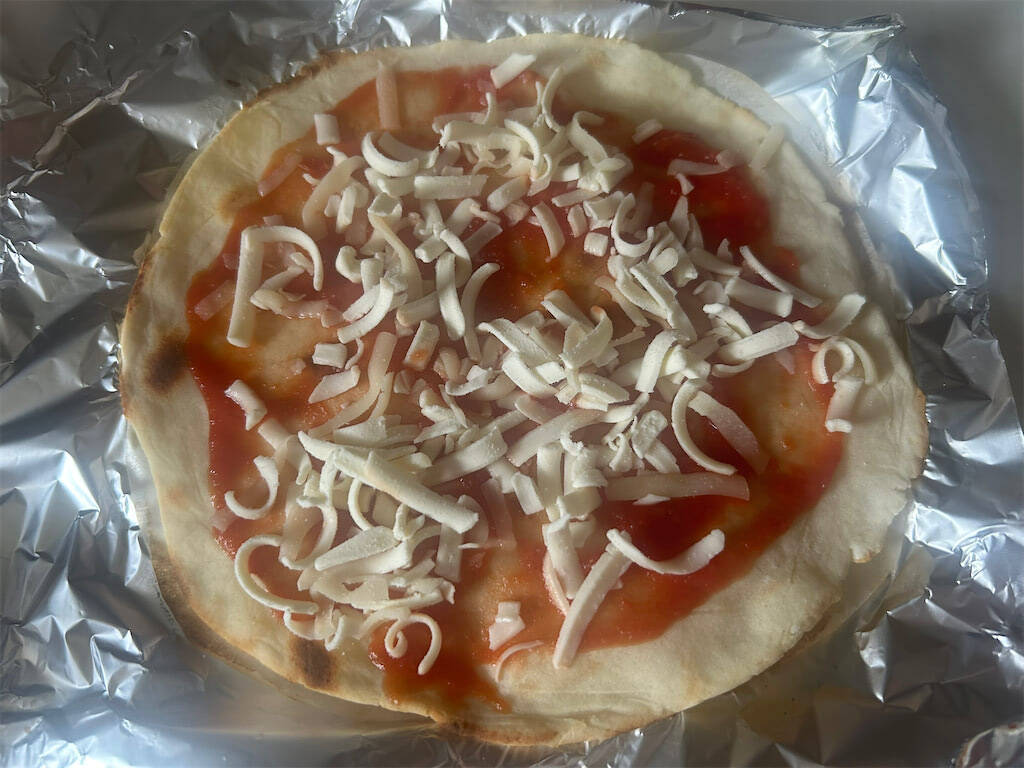 【ピザ生地は豆腐＆米粉で】発酵いらずの「カリッもちピザ」作ろう！え、魚焼きグリルで焼くからオーブンも不要!?