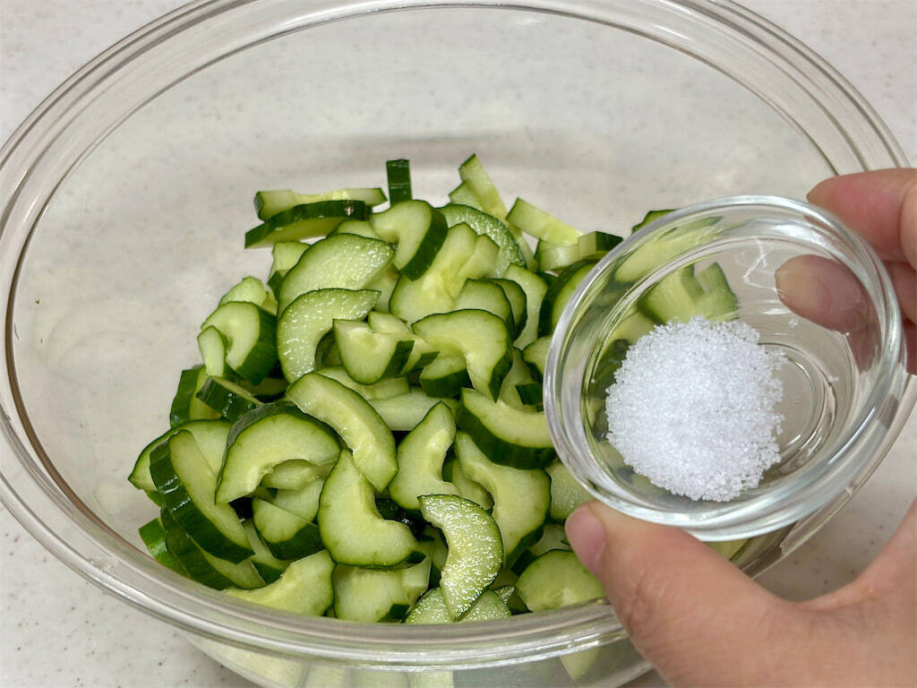 【90年前のおかず再現】普通の酢の物と思いきや!?昭和の知恵満載「キュウリと油揚げの酢もみ」作ってみた！